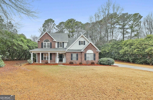 view of front facade featuring a porch and a front lawn