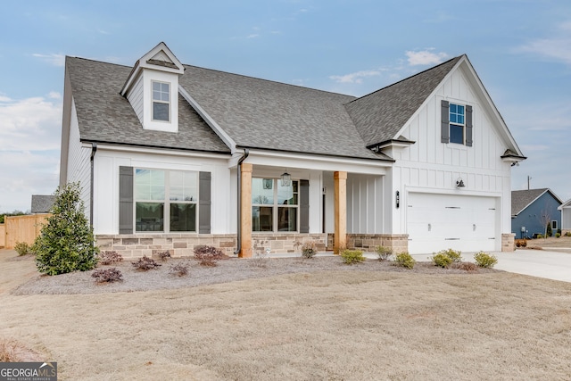 view of front facade featuring a garage and a porch