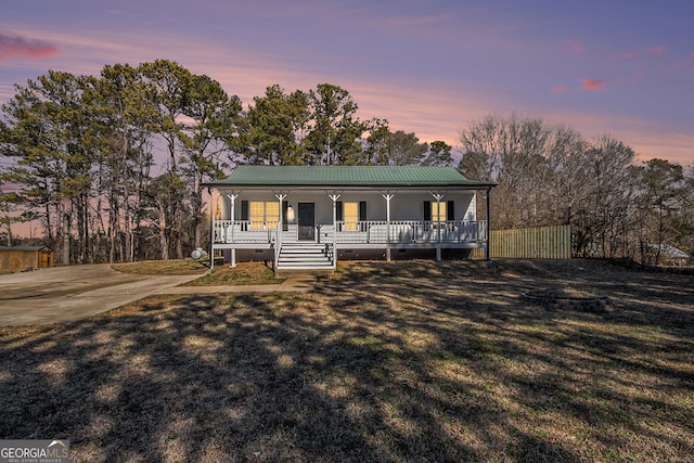 view of front of home featuring a porch and a lawn