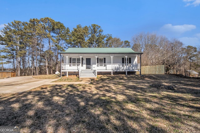 view of front of property featuring a front yard and covered porch