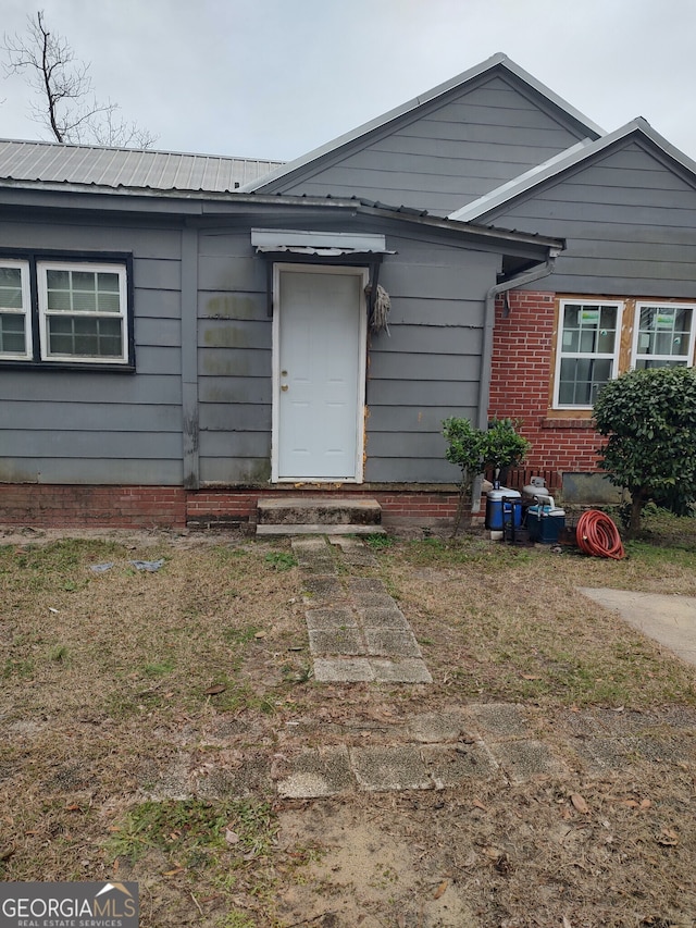 view of front facade with a front yard