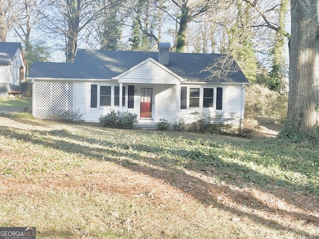 ranch-style house featuring a front yard