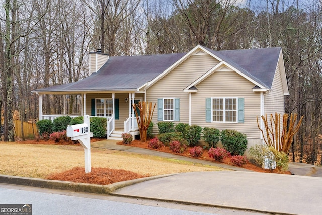 view of front of property featuring a front yard and a porch