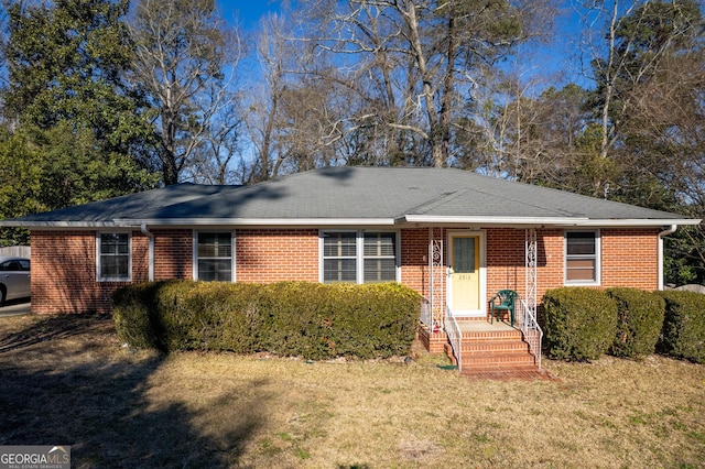 ranch-style house featuring a front lawn