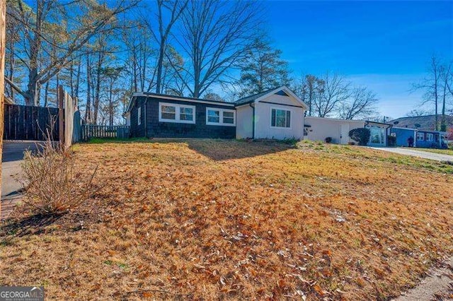 ranch-style home featuring a front lawn