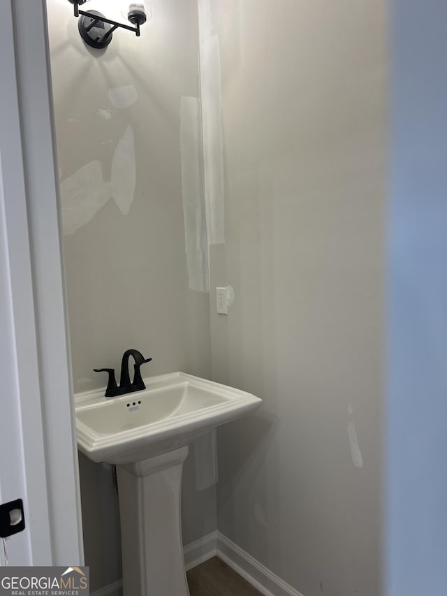 bathroom featuring a sink and baseboards