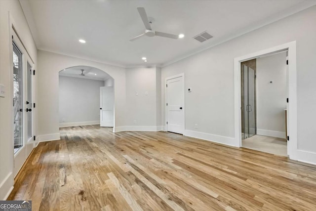 spare room with light hardwood / wood-style flooring, ornamental molding, and ceiling fan