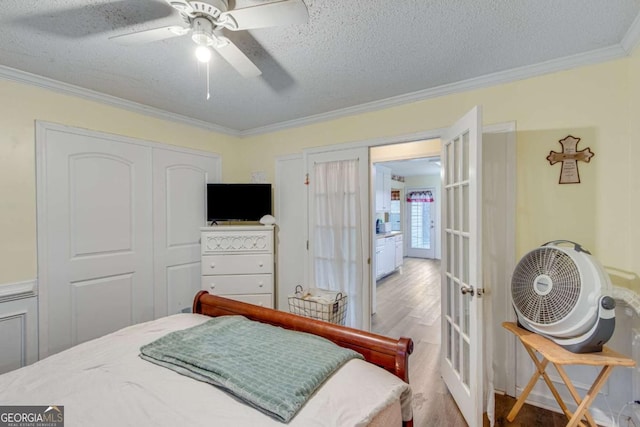 bedroom with crown molding, a textured ceiling, and ceiling fan