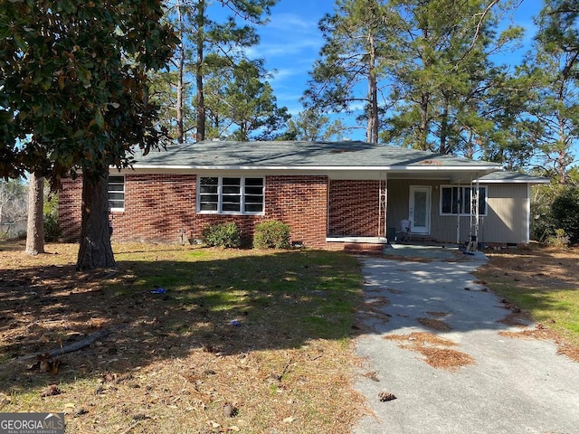 ranch-style house featuring a front yard