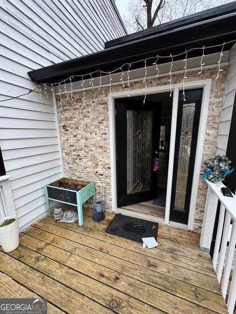 property entrance featuring a wooden deck