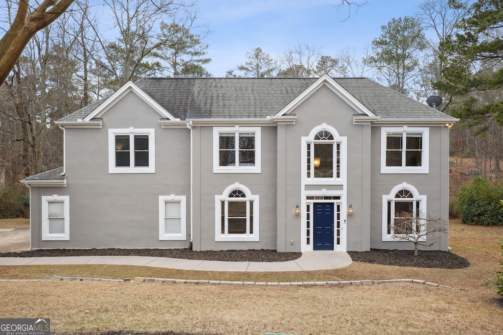 view of front facade featuring a front yard