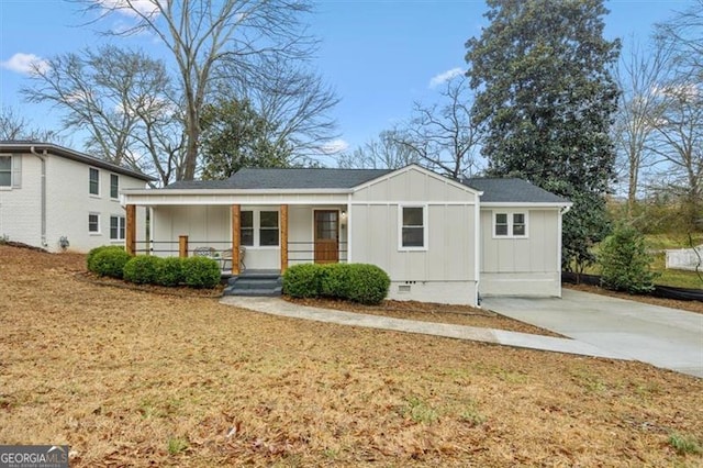 view of front of house featuring covered porch and a front yard