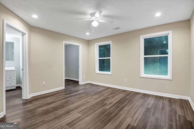 unfurnished room with dark wood-type flooring and ceiling fan