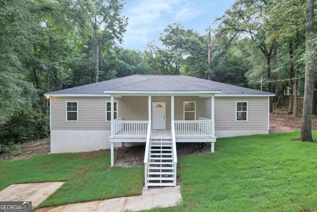 view of front facade featuring a porch and a front yard