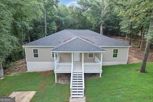 view of front facade featuring a porch and a front yard