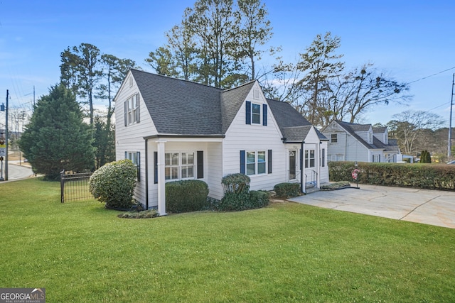 view of front facade featuring a front yard