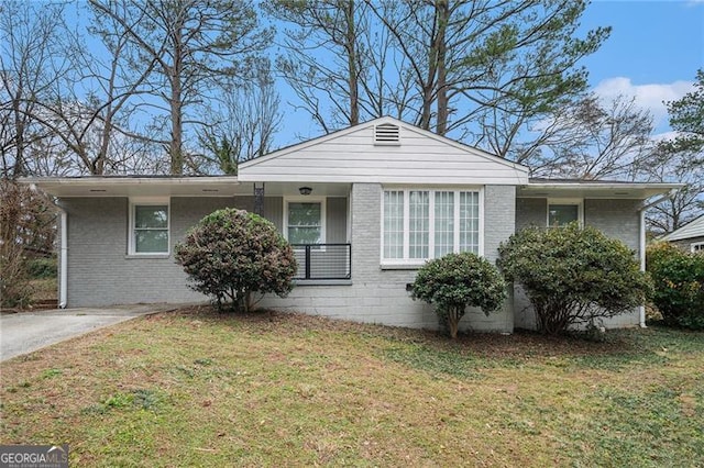 single story home featuring a front yard