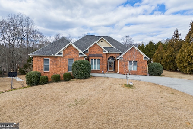 view of front of house featuring a front lawn