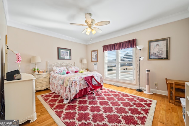 bedroom featuring crown molding, light hardwood / wood-style floors, and ceiling fan