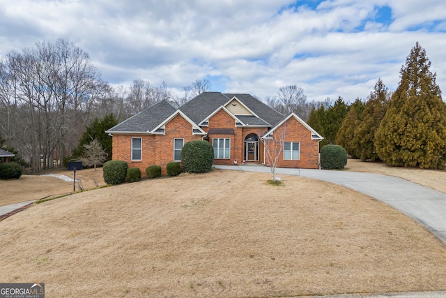 view of front facade featuring a front lawn