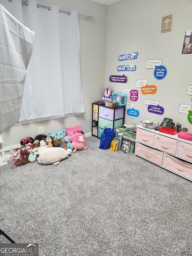 recreation room featuring carpet