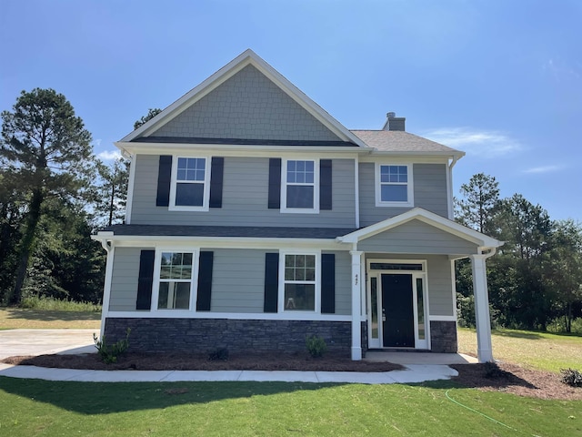 craftsman inspired home featuring a front yard