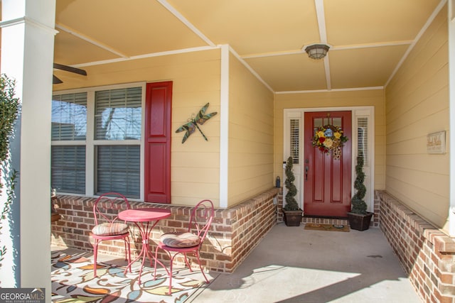 property entrance with ceiling fan and covered porch