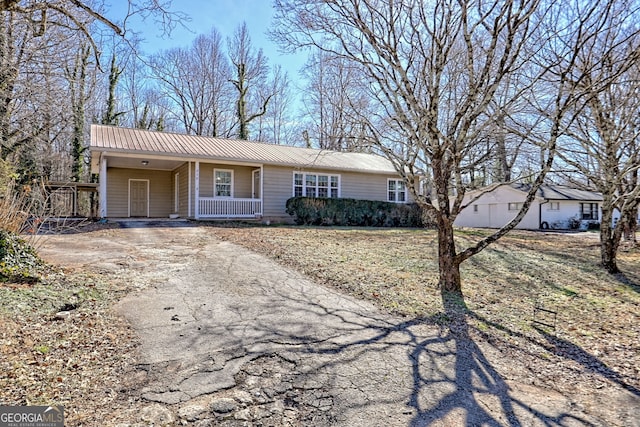 single story home with a carport