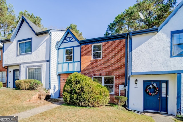 view of front of home with a front lawn