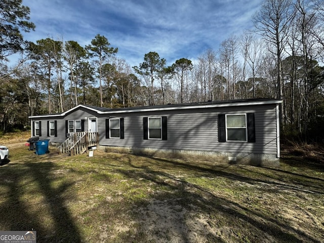 manufactured / mobile home featuring a front lawn