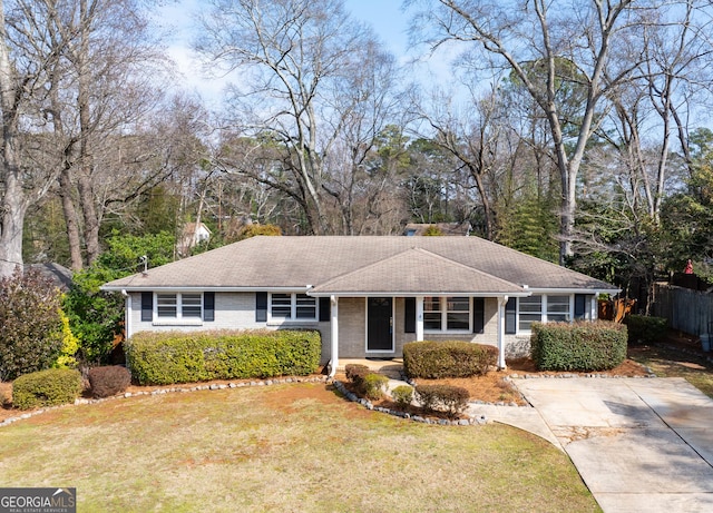 single story home featuring a front lawn