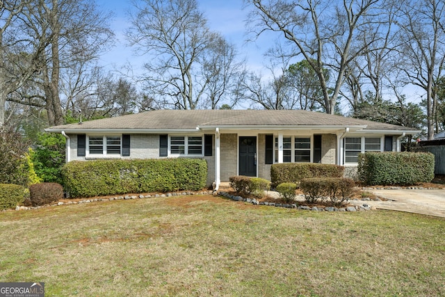 single story home with a front lawn