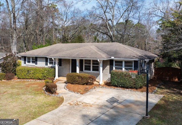 view of front facade featuring a front yard