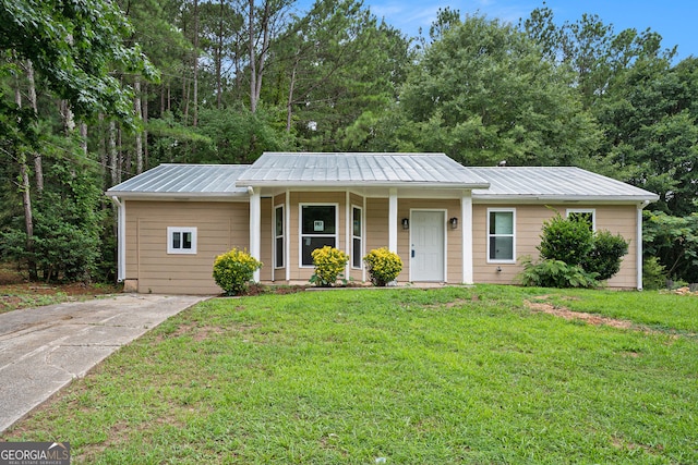 view of front of home featuring a front lawn and covered porch