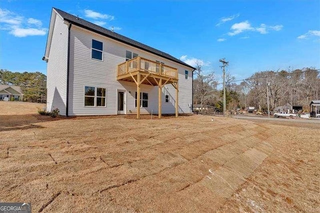 back of house featuring a yard