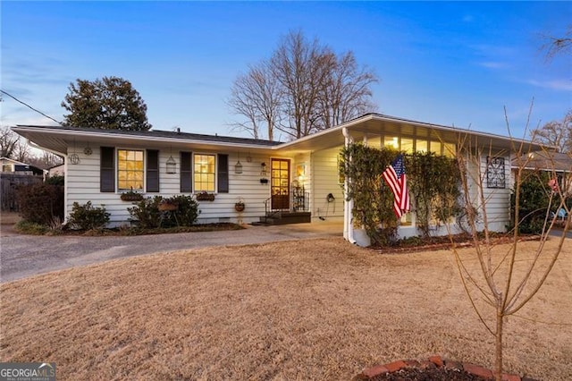 ranch-style home featuring crawl space