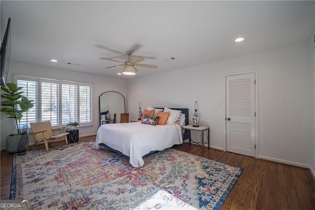 bedroom featuring dark wood-type flooring and ceiling fan