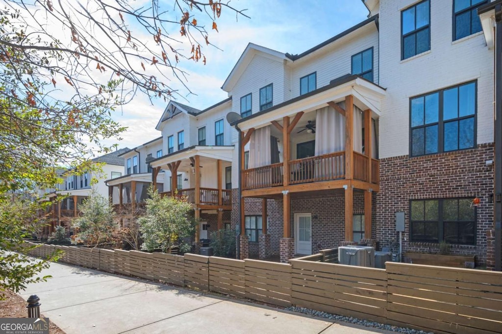 view of front of property with ceiling fan