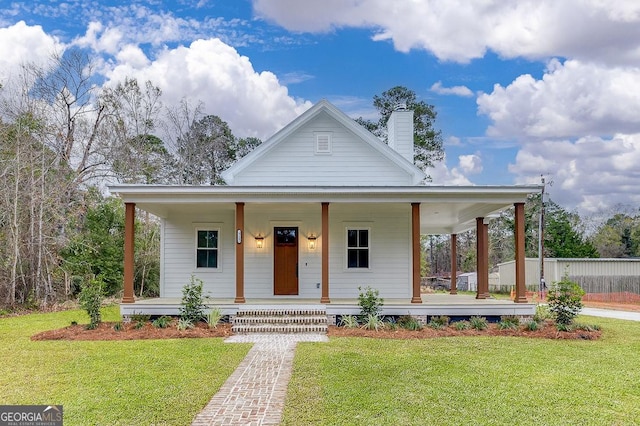 farmhouse inspired home with a porch and a front yard