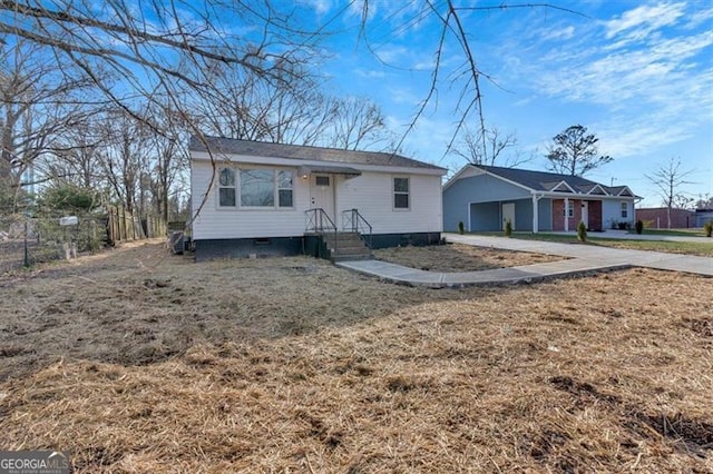 view of front of house featuring a front lawn