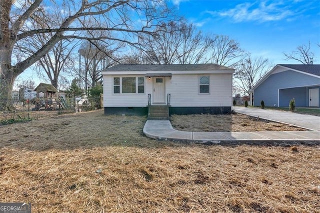 view of front of home featuring a front yard