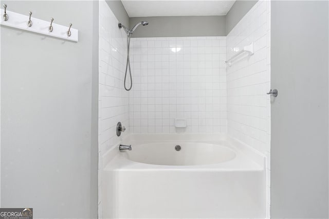 bathroom featuring tiled shower / bath