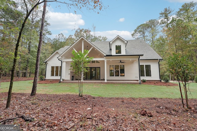 view of front of property featuring a front lawn and ceiling fan