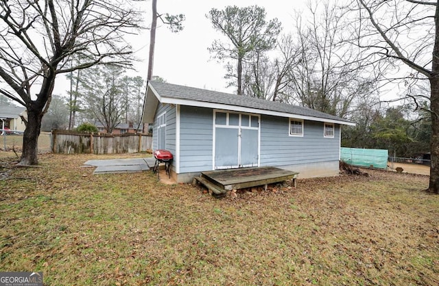 view of outdoor structure featuring a yard