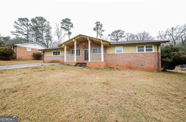 view of front of house featuring covered porch and a front yard