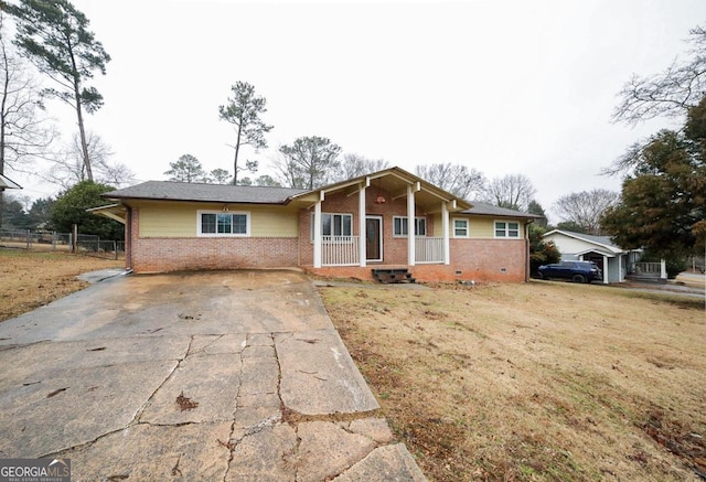 ranch-style home featuring a front lawn