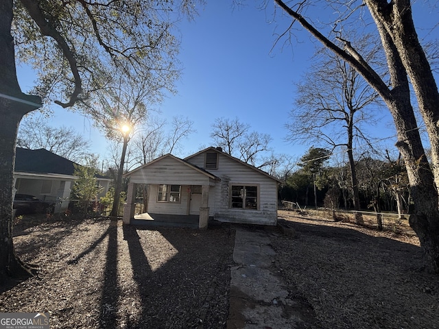 view of front of property featuring covered porch