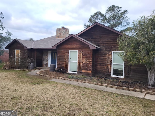 view of front of property featuring a front lawn