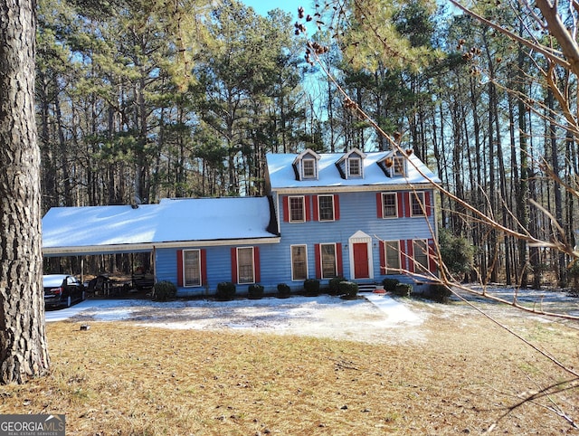 view of front of house with a carport and a front lawn