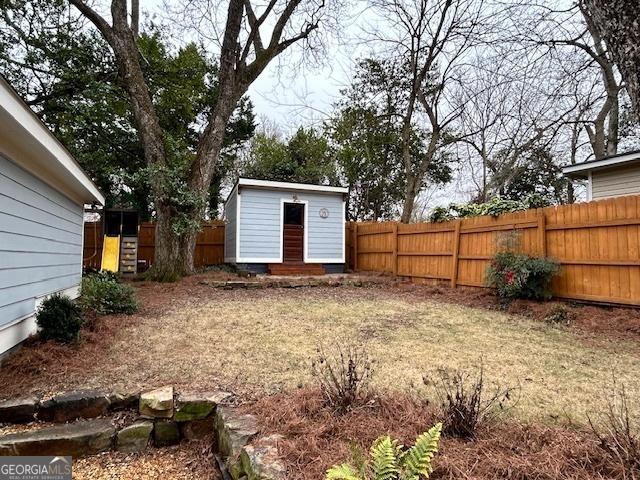 view of yard featuring an outdoor structure